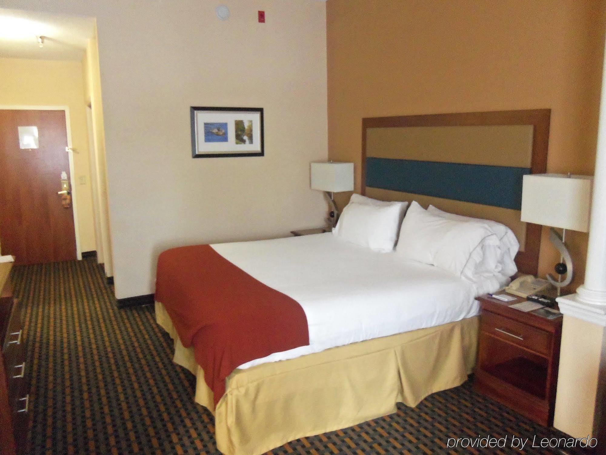 Holiday Inn Express Hotel & Suites Sanford By Ihg Exterior foto
